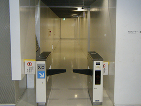 プール入場ゲート